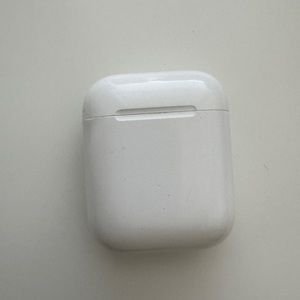 AirPod 2nd generation charging case